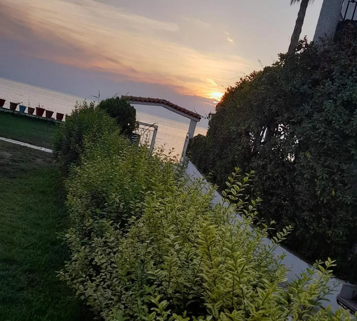 Iris Seafront Apartments Fourka