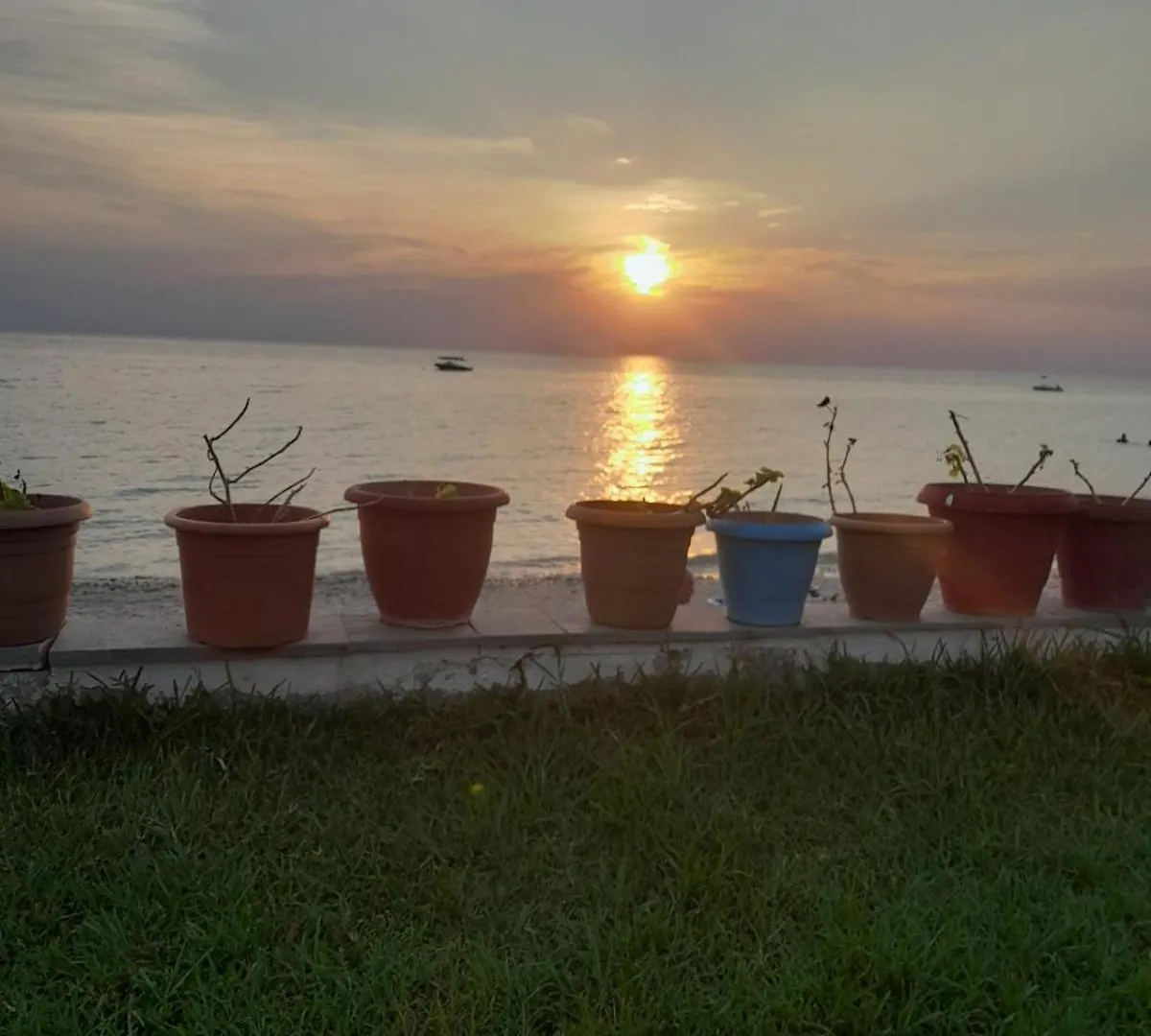 Iris Seafront Apartments Fourka