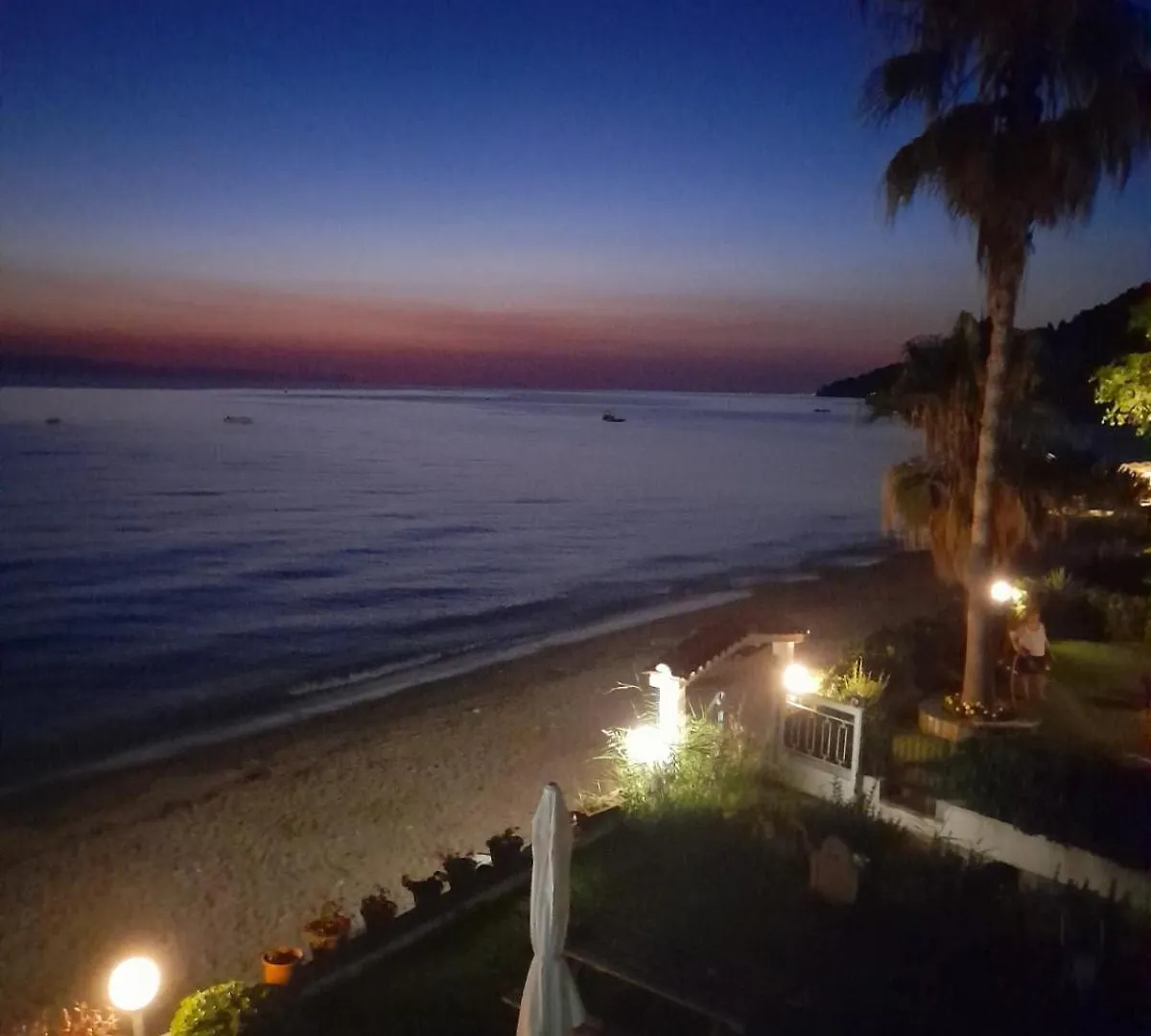Iris Seafront Apartments Fourka