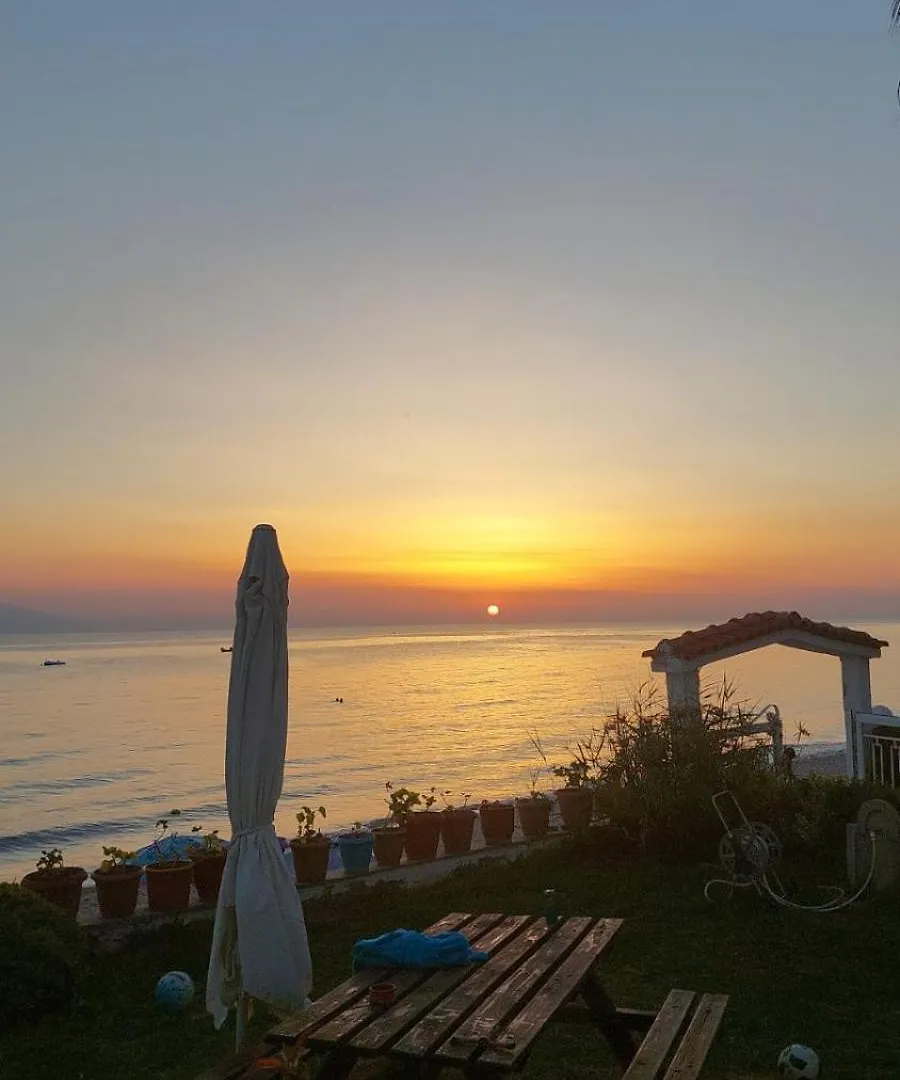 Iris Seafront Apartments Fourka