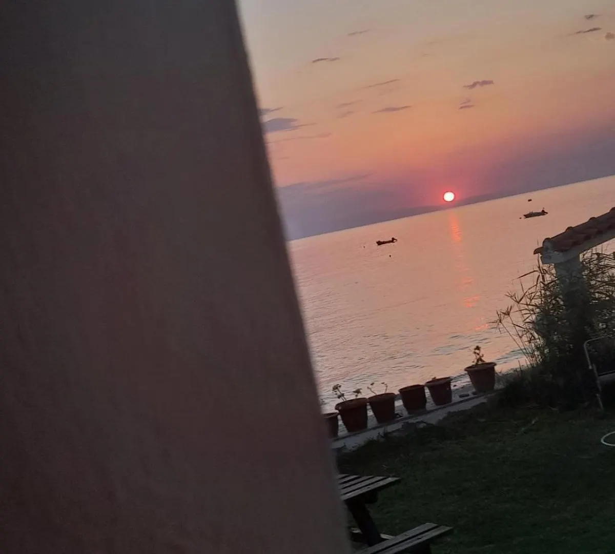Iris Seafront Apartments Fourka