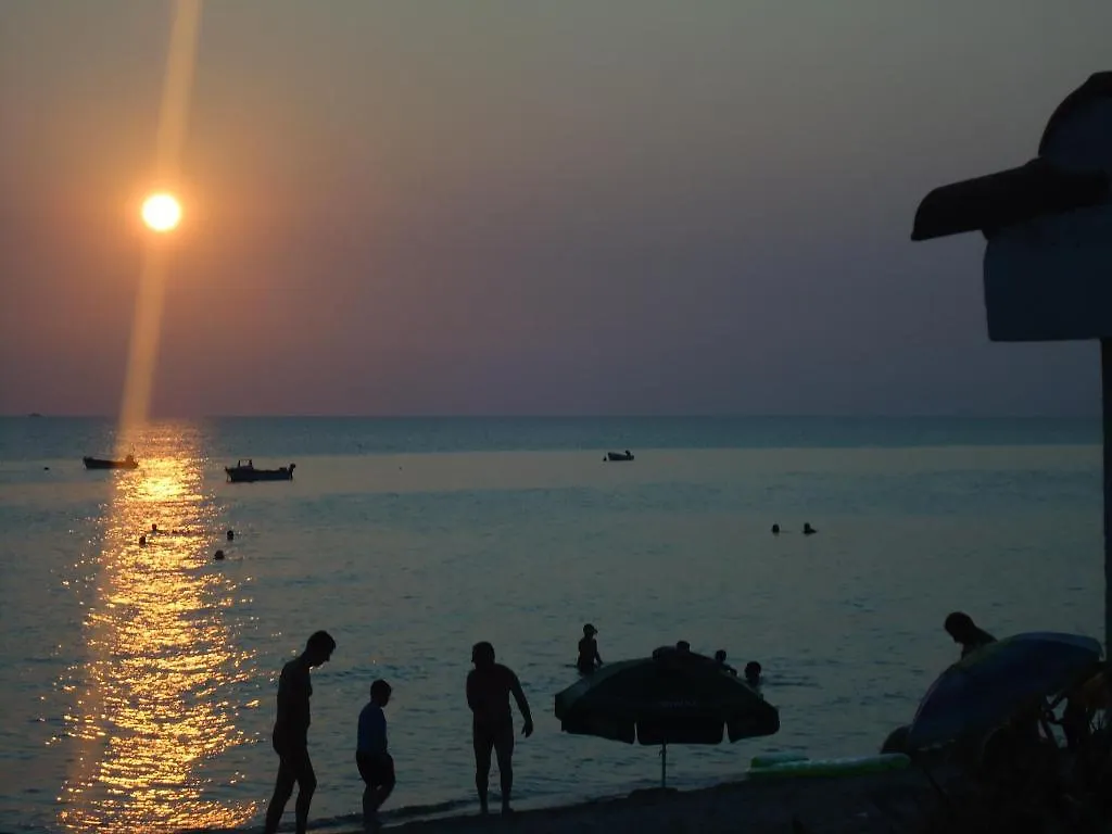 Iris Seafront Apartments Fourka